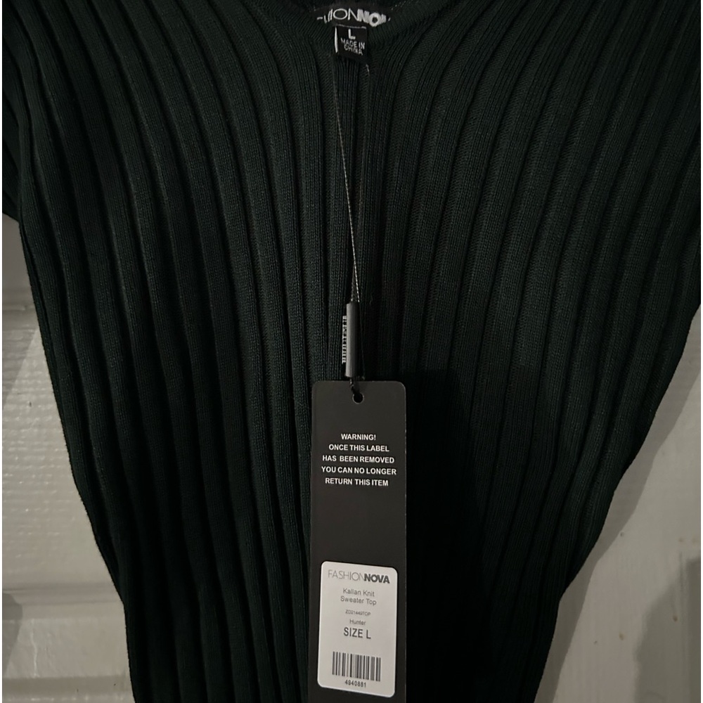 Fashion Nova tight fitting ribbed v neck Top, Emerald Green size L, new, tags